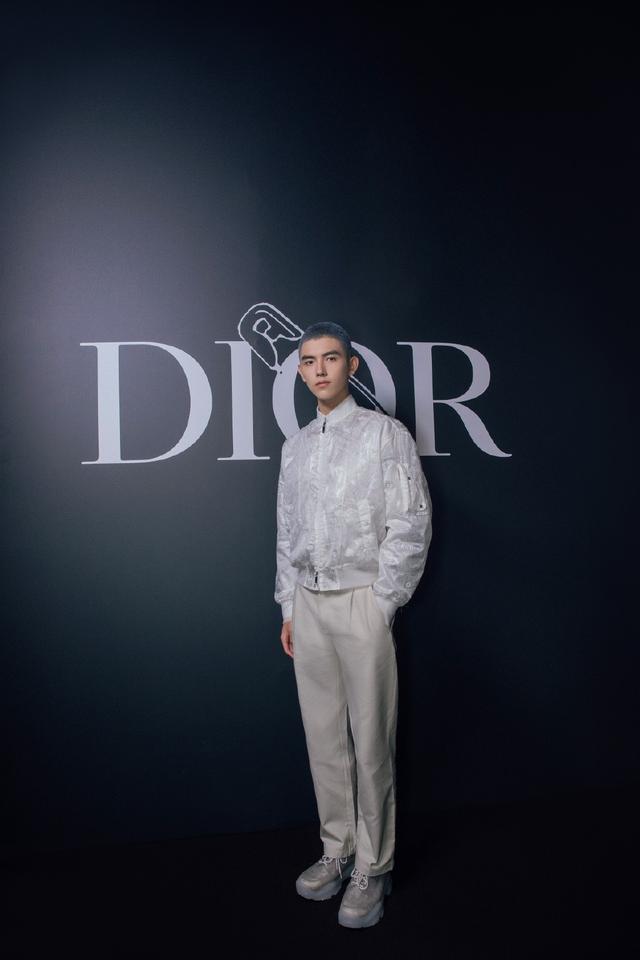 他未出道就备受瞩目,今穿连帽工装套装出镜,寸头更显帅气