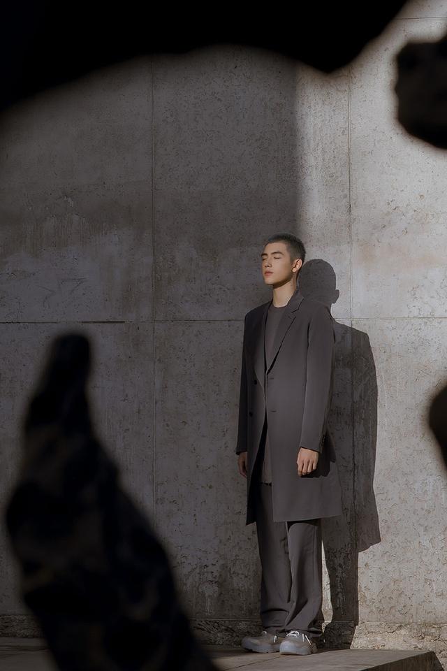 他未出道就备受瞩目,今穿连帽工装套装出镜,寸头更显帅气