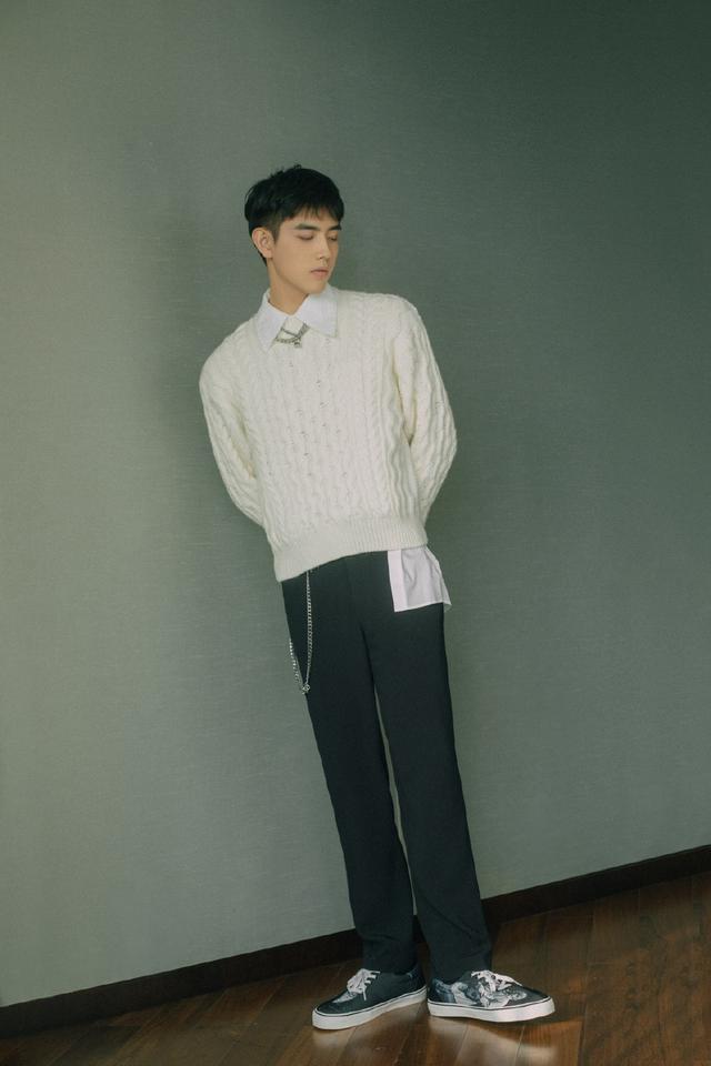 他未出道就备受瞩目,今穿连帽工装套装出镜,寸头更显帅气