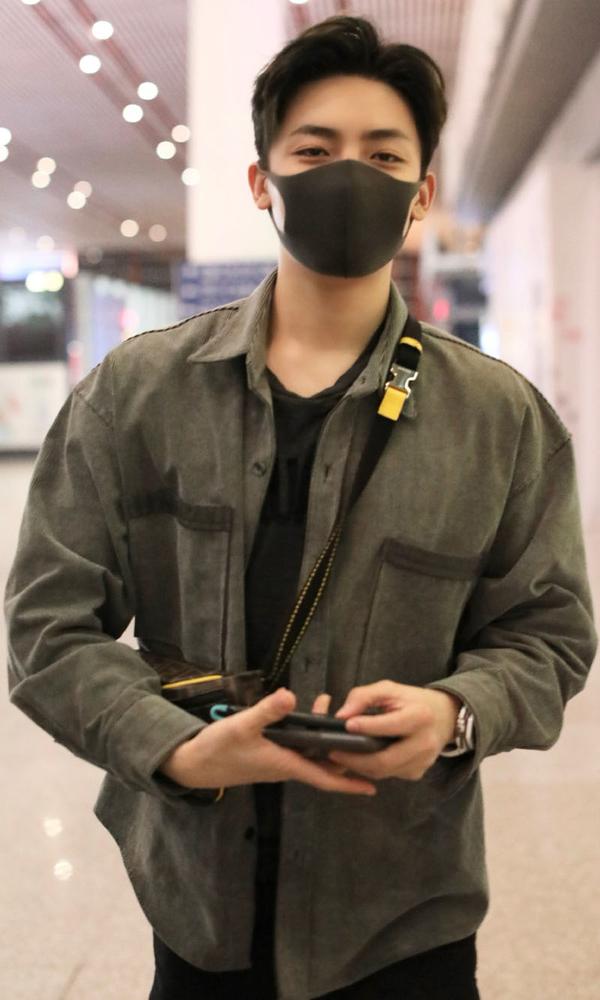 好帅一男的!侯明昊一身休闲风酷劲十足,踩运动鞋难掩少年感