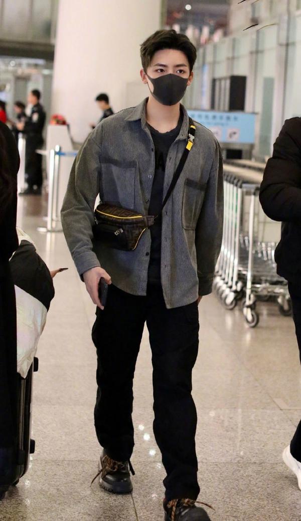 好帅一男的!侯明昊一身休闲风酷劲十足,踩运动鞋难掩少年感