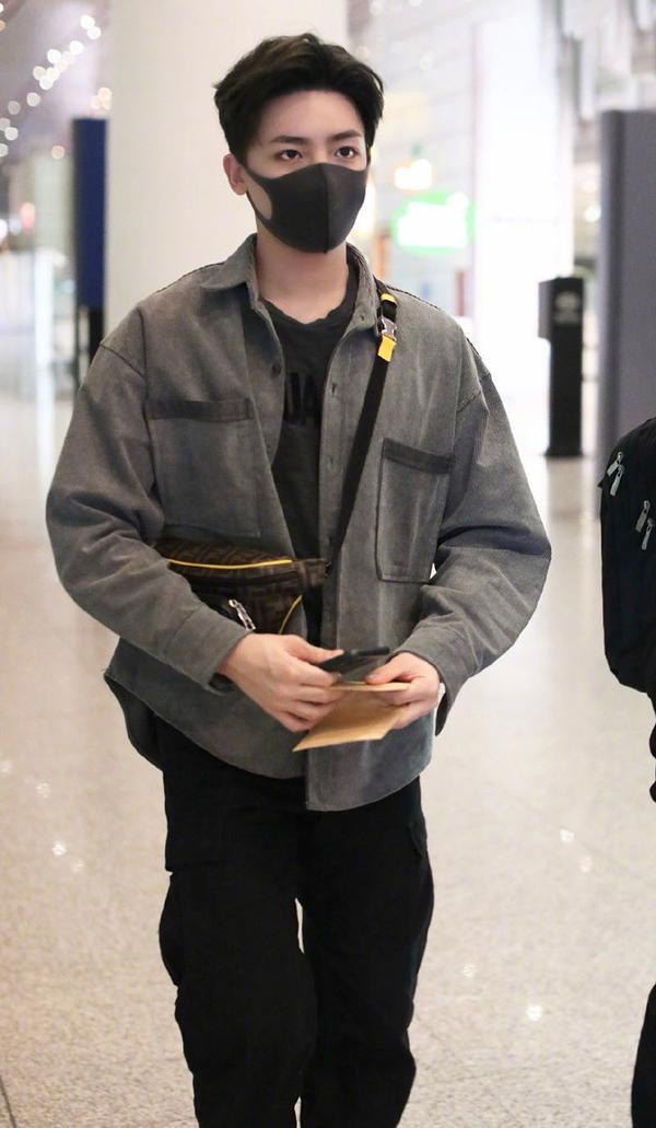 好帅一男的!侯明昊一身休闲风酷劲十足,踩运动鞋难掩少年感