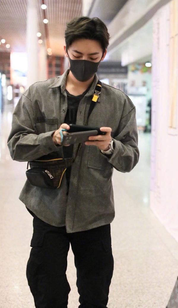 好帅一男的!侯明昊一身休闲风酷劲十足,踩运动鞋难掩少年感