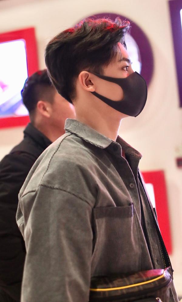 好帅一男的!侯明昊一身休闲风酷劲十足,踩运动鞋难掩少年感