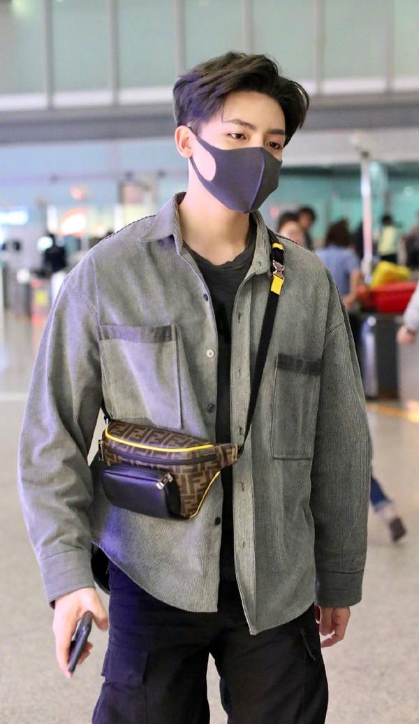 好帅一男的!侯明昊一身休闲风酷劲十足,踩运动鞋难掩少年感