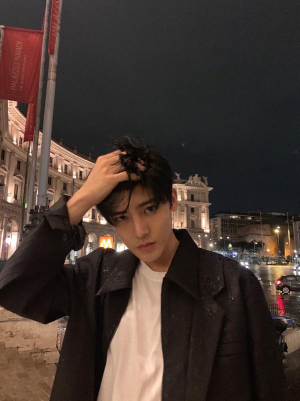 好帅一男的!侯明昊一身休闲风酷劲十足,踩运动鞋难掩少年感