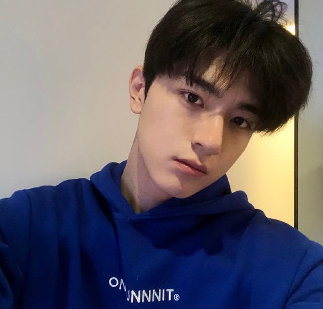 他因《小时光》迅速走红,今穿蓝色卫衣自拍,照镜子呆萌又可爱