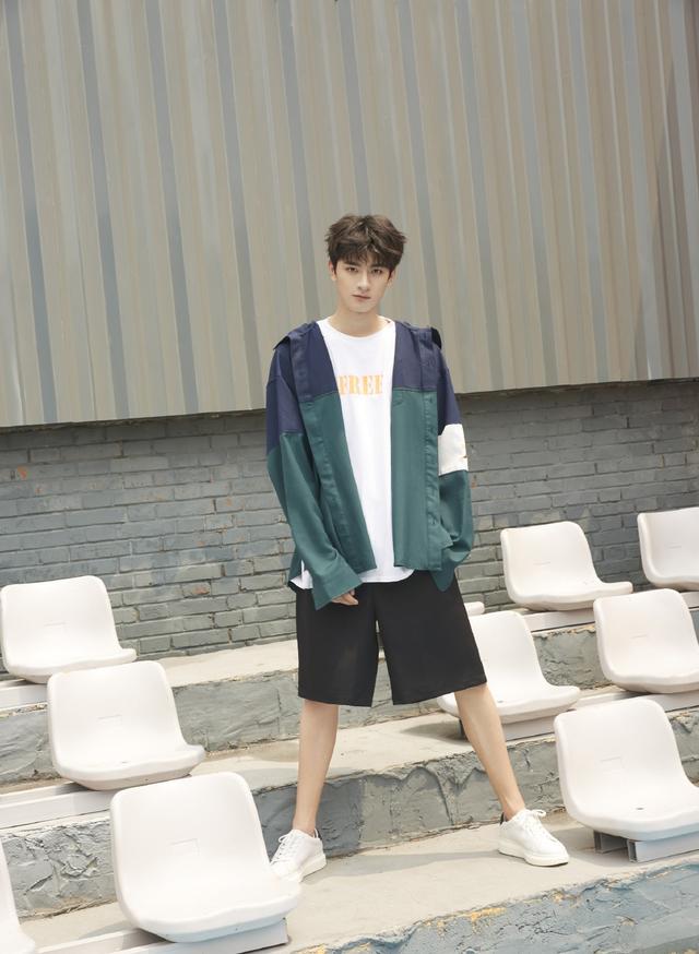 他因《小时光》迅速走红,今穿蓝色卫衣自拍,照镜子呆萌又可爱