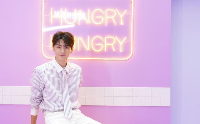 他因《小时光》迅速走红,今穿蓝色卫衣自拍,照镜子呆萌又可爱