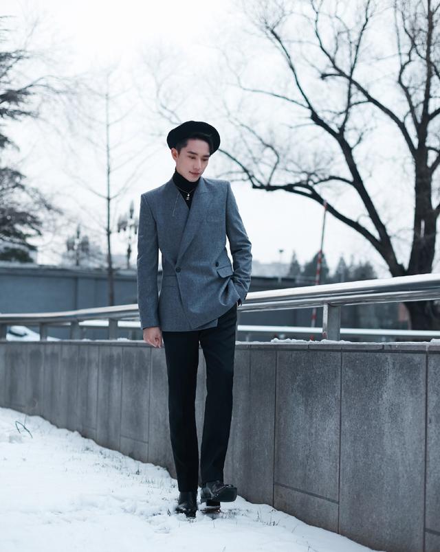 与乔欣主演《我不能恋爱的女朋友》,今穿花衬衫牛仔裤,个性吸睛