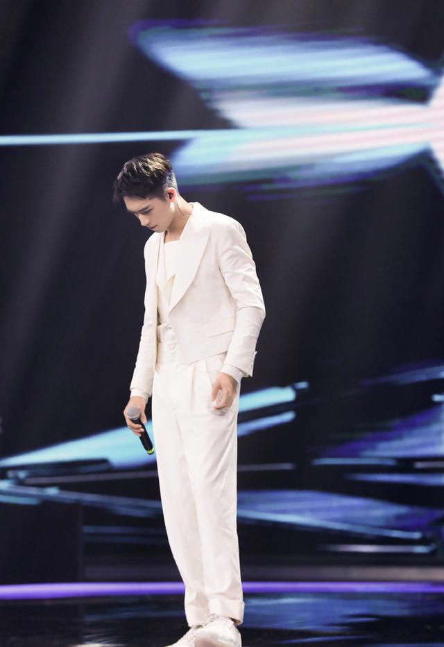 与乔欣主演《我不能恋爱的女朋友》,今穿花衬衫牛仔裤,个性吸睛