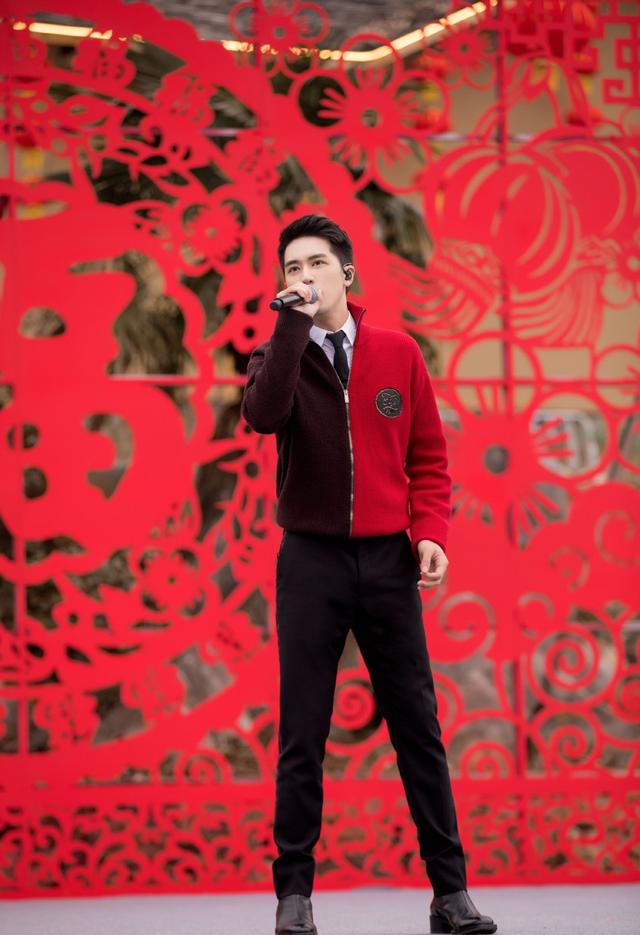 与乔欣主演《我不能恋爱的女朋友》,今穿花衬衫牛仔裤,个性吸睛