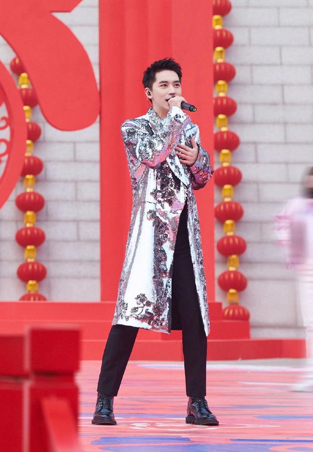 与乔欣主演《我不能恋爱的女朋友》,今穿花衬衫牛仔裤,个性吸睛