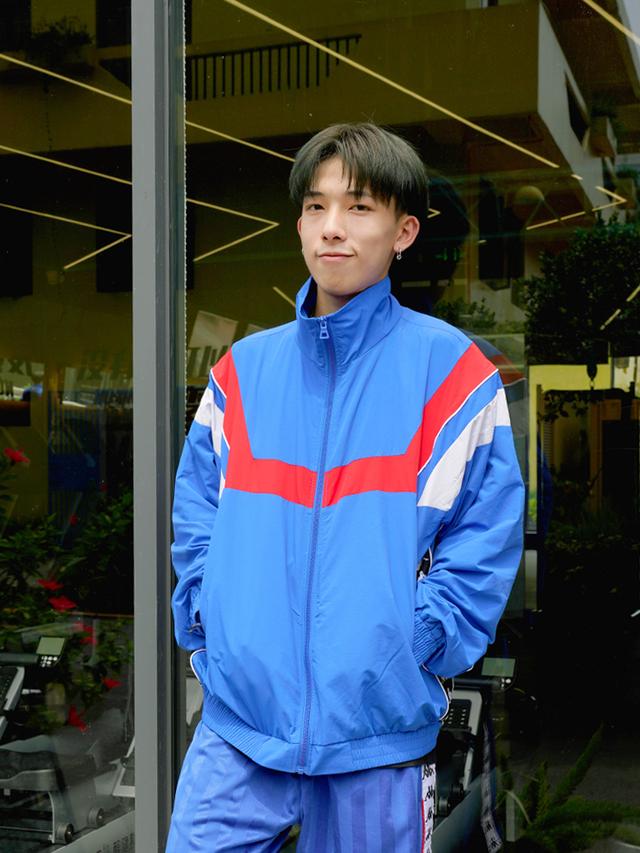 还是小时候穿的运动外套,只是它变潮了