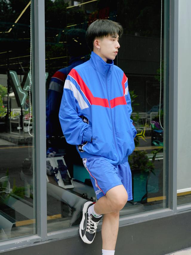 还是小时候穿的运动外套,只是它变潮了