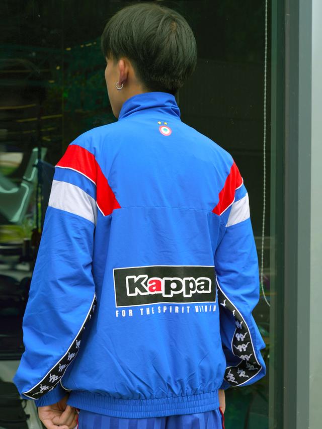 还是小时候穿的运动外套,只是它变潮了