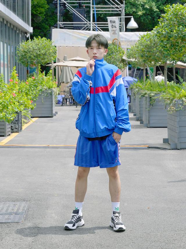 还是小时候穿的运动外套,只是它变潮了