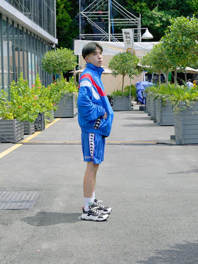 还是小时候穿的运动外套,只是它变潮了