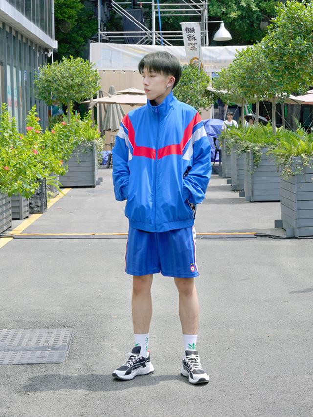 还是小时候穿的运动外套,只是它变潮了