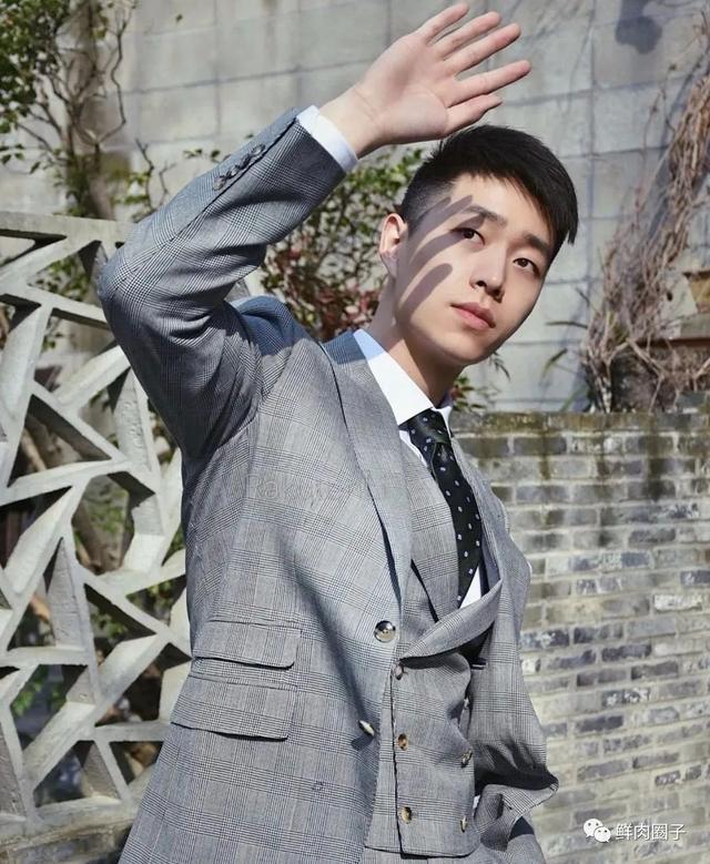 刷完这波肌肉小奶狗!网友:只恨我不是肖一遣