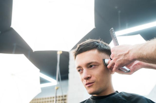 男人35岁以后,发型怎么剪才合适?试试这6款造型,时尚又有魅力