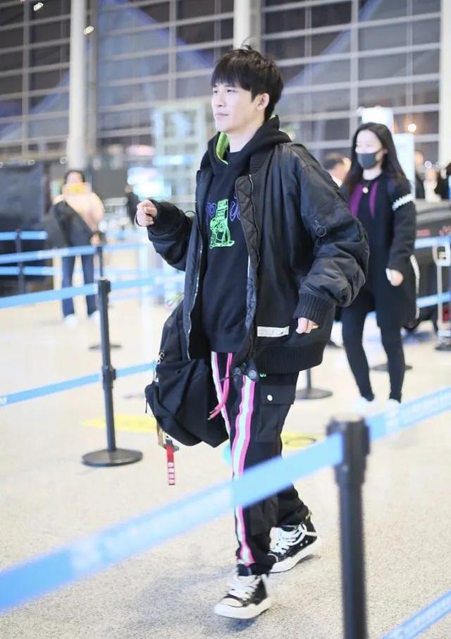 大张伟时髦出行,身高175轻松穿出潮流范,他最爱这些运动单品