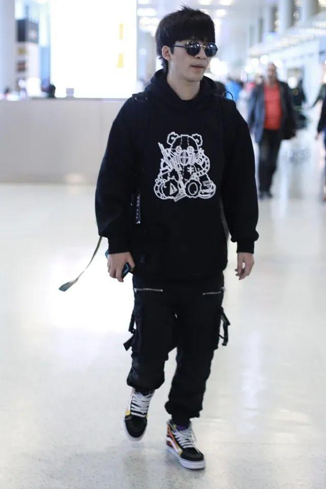 大张伟时髦出行,身高175轻松穿出潮流范,他最爱这些运动单品
