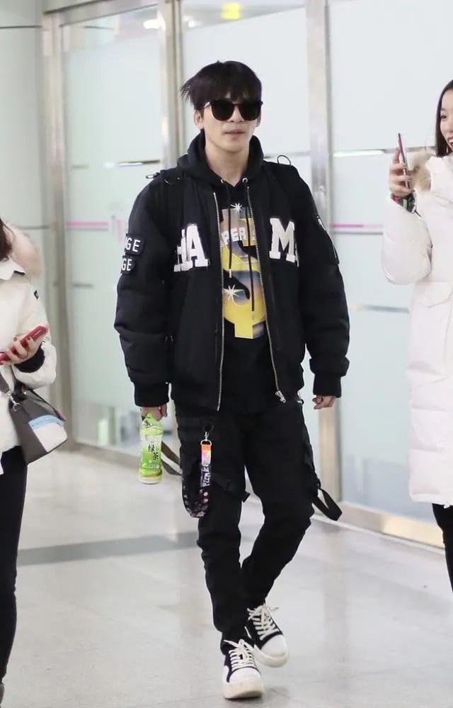 大张伟时髦出行,身高175轻松穿出潮流范,他最爱这些运动单品