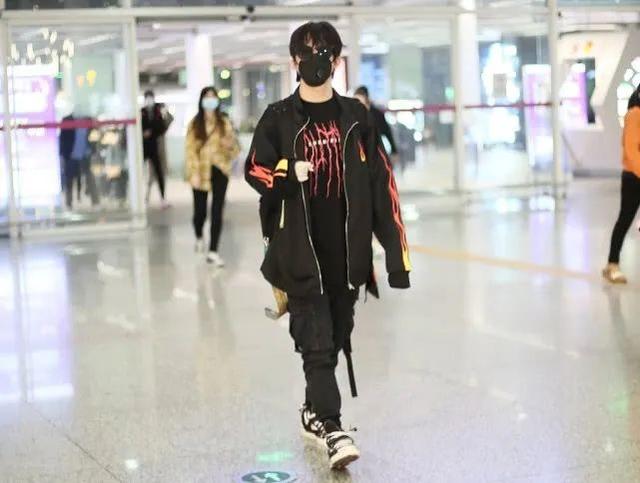 大张伟时髦出行,身高175轻松穿出潮流范,他最爱这些运动单品