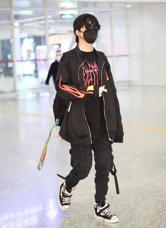 大张伟时髦出行,身高175轻松穿出潮流范,他最爱这些运动单品