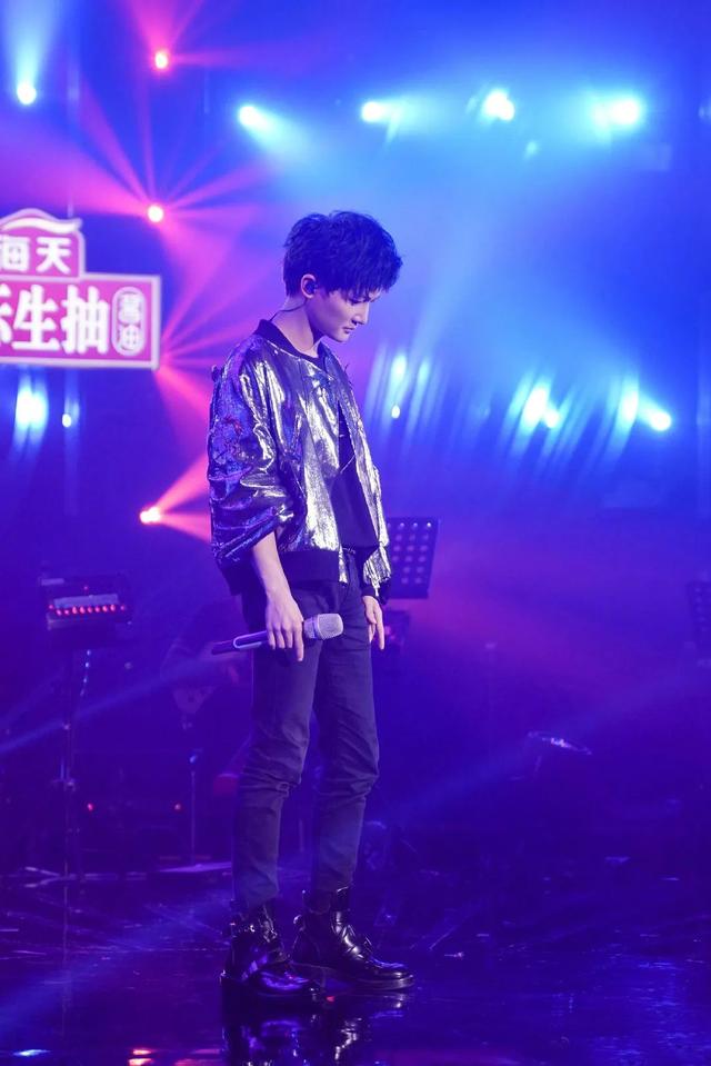 《歌手》第八期,周深身穿银色飞行夹克,这造型太帅了