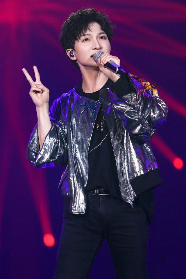 《歌手》第八期,周深身穿银色飞行夹克,这造型太帅了