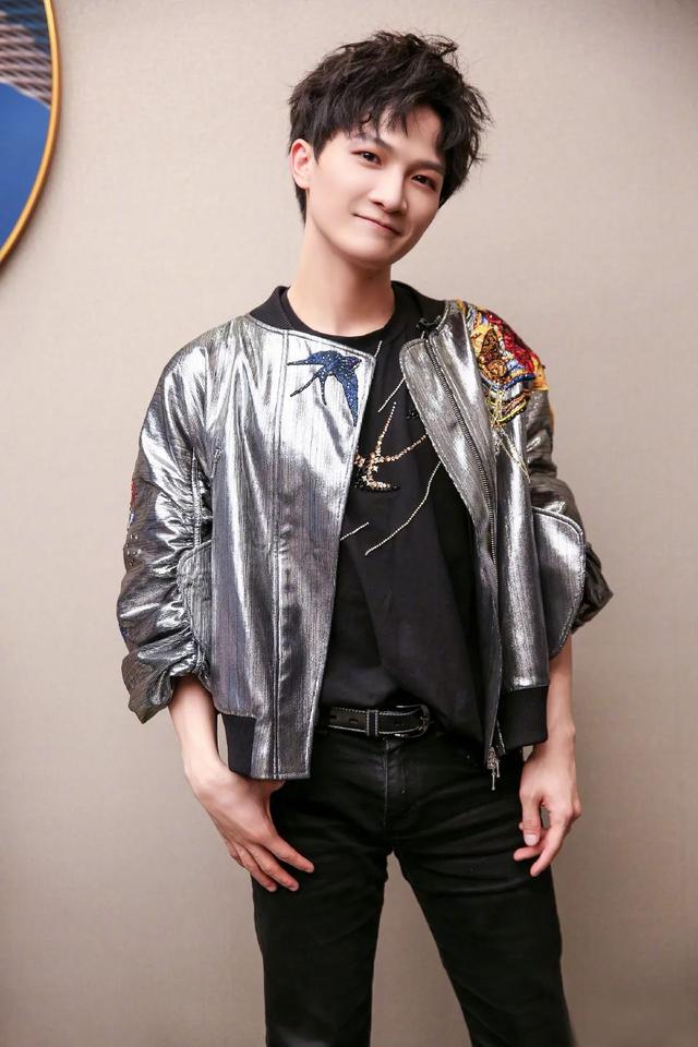 《歌手》第八期,周深身穿银色飞行夹克,这造型太帅了