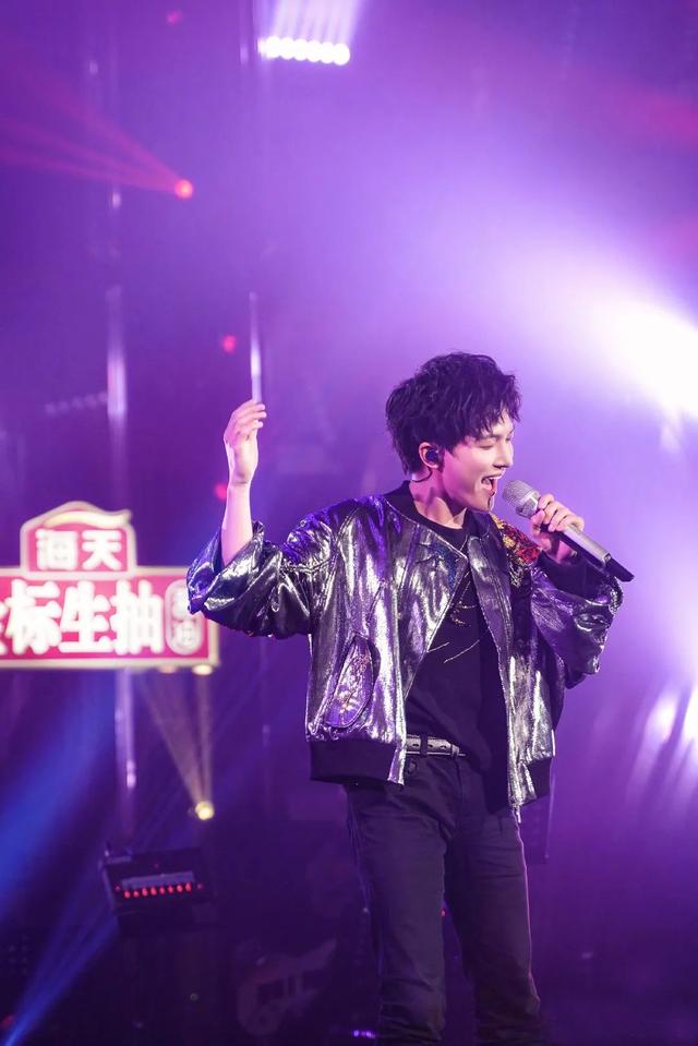 《歌手》第八期,周深身穿银色飞行夹克,这造型太帅了