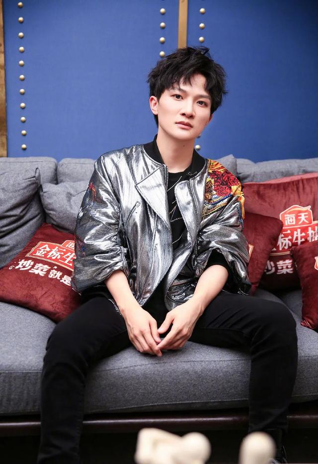 《歌手》第八期,周深身穿银色飞行夹克,这造型太帅了