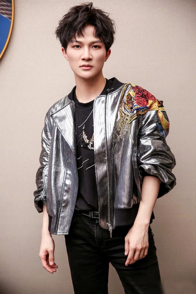《歌手》第八期,周深身穿银色飞行夹克,这造型太帅了