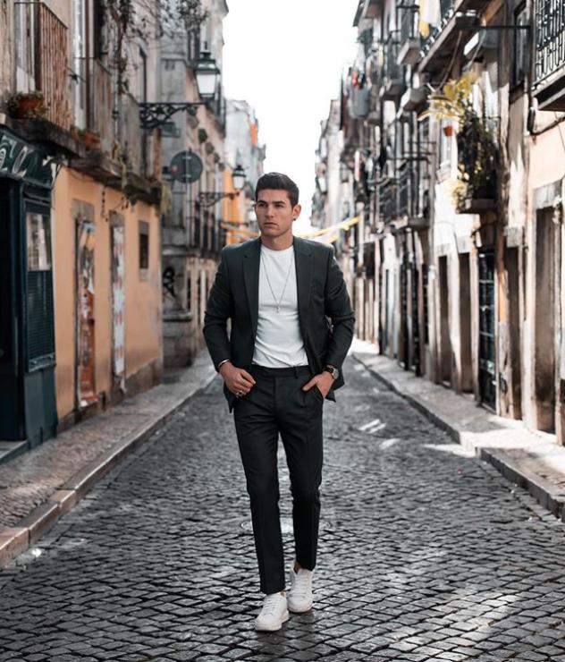 穿西裤一直搭配皮鞋?风格太单调了,换运动鞋试试,造型时髦出众