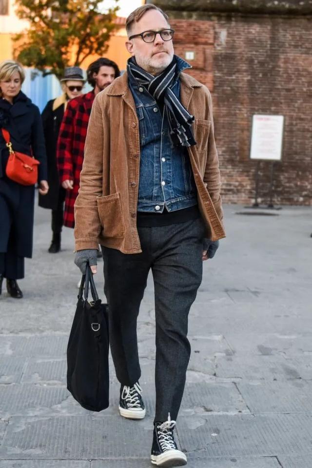 穿西裤一直搭配皮鞋?风格太单调了,换运动鞋试试,造型时髦出众