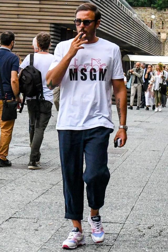 穿西裤一直搭配皮鞋?风格太单调了,换运动鞋试试,造型时髦出众