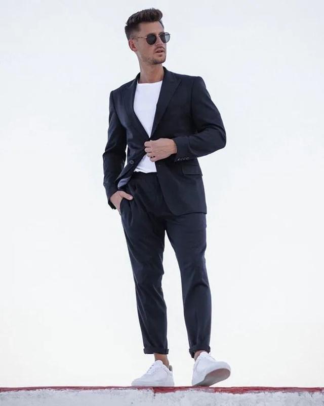 穿西裤一直搭配皮鞋?风格太单调了,换运动鞋试试,造型时髦出众