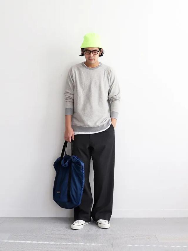 穿西裤一直搭配皮鞋?风格太单调了,换运动鞋试试,造型时髦出众