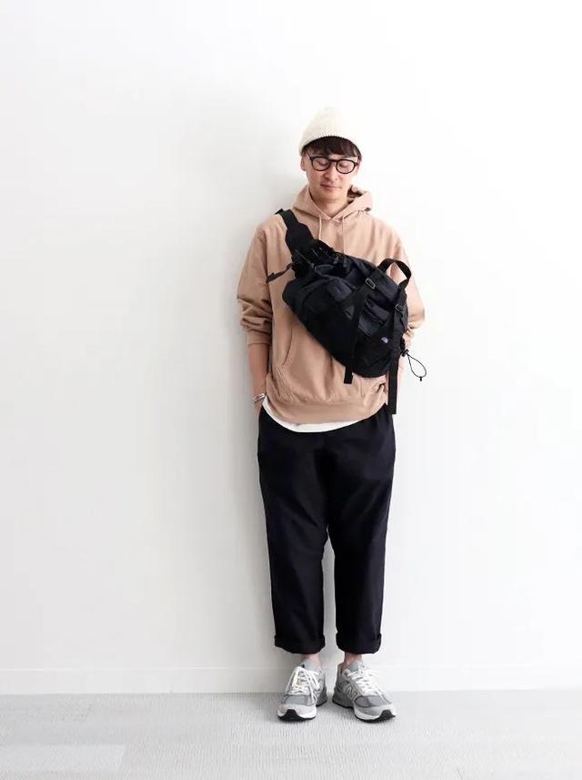 穿西裤一直搭配皮鞋?风格太单调了,换运动鞋试试,造型时髦出众