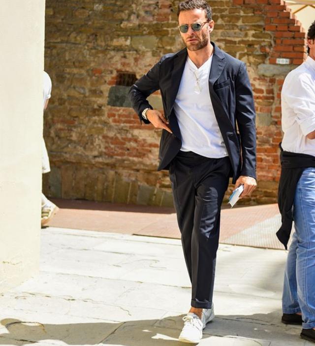 穿西裤一直搭配皮鞋?风格太单调了,换运动鞋试试,造型时髦出众