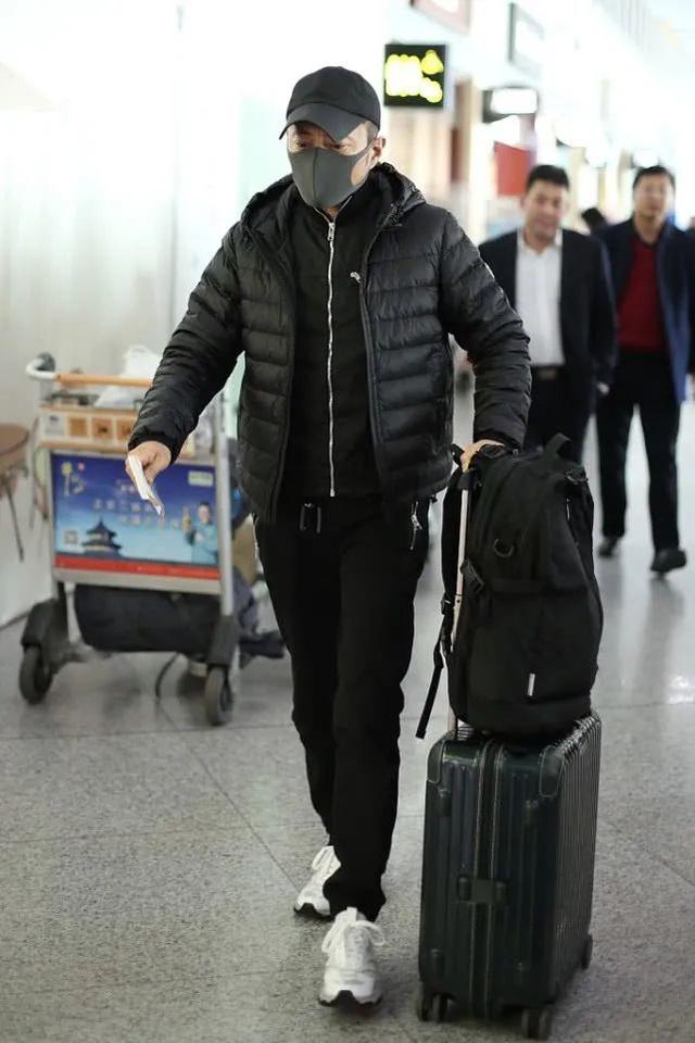 56岁张涵予低调出行,展露硬汉风范,造型时髦又显男人味