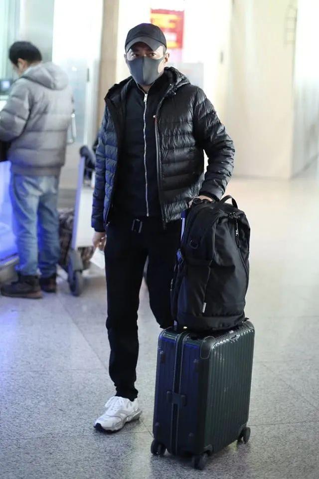 56岁张涵予低调出行,展露硬汉风范,造型时髦又显男人味