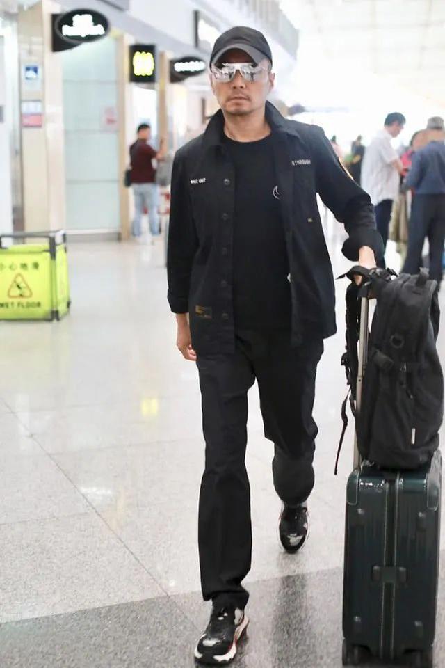 56岁张涵予低调出行,展露硬汉风范,造型时髦又显男人味