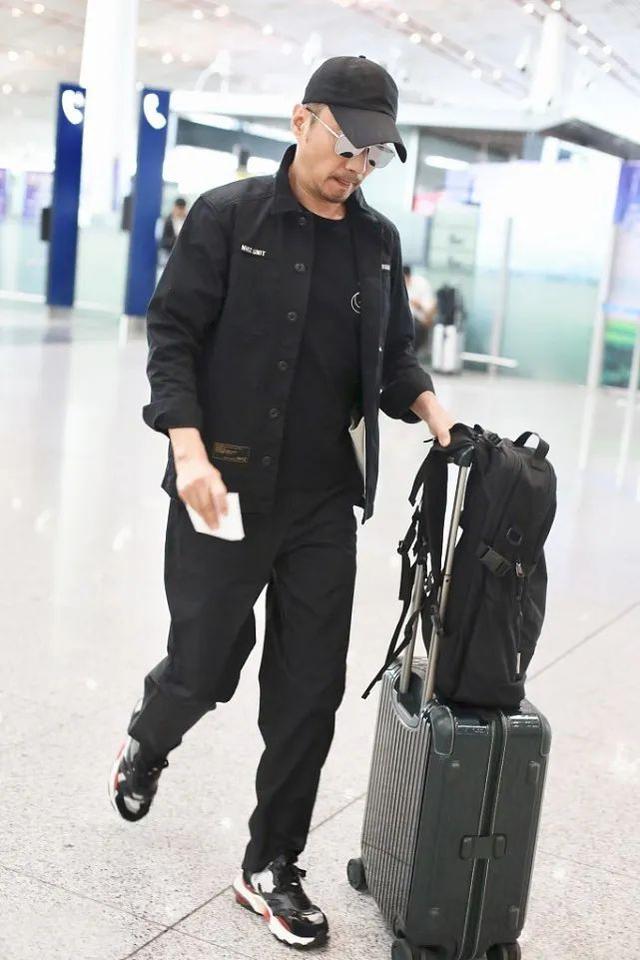 56岁张涵予低调出行,展露硬汉风范,造型时髦又显男人味