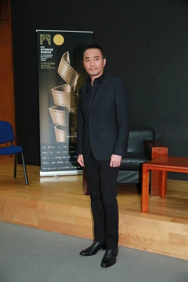 56岁张涵予低调出行,展露硬汉风范,造型时髦又显男人味