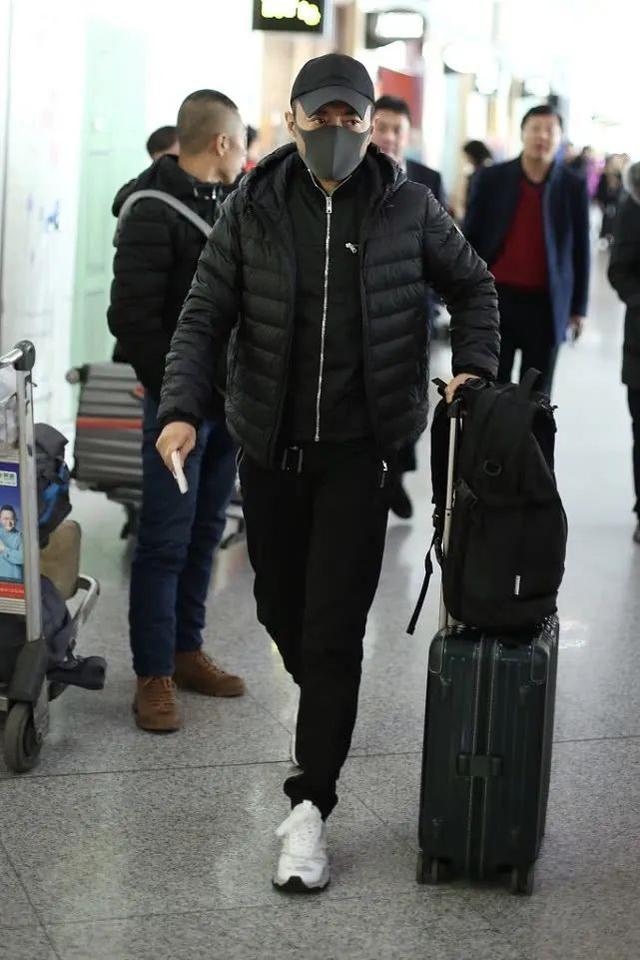 56岁张涵予低调出行,展露硬汉风范,造型时髦又显男人味