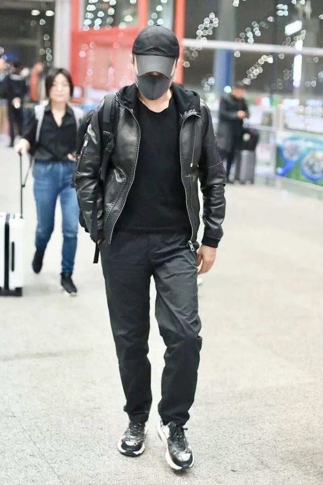 56岁张涵予低调出行,展露硬汉风范,造型时髦又显男人味